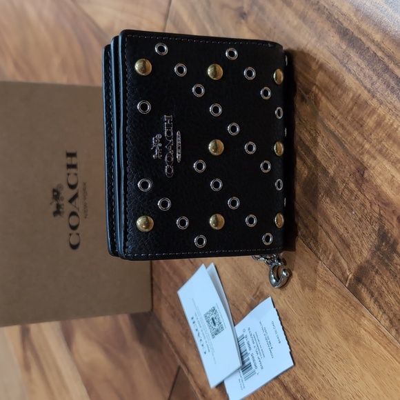 Coach Leather Riveted Wallet With Zip Closure Coin Pocket New in Gift Box ❤️ - Picture 3 of 10